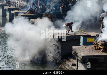 Kathmandu, Nepal - 19. Februar 2014: Feuerbestattung in Pashupatinath in Kathmandu, Nepal. Die Hindu-Ritual der Feuerbestattung in Pashupatinath Tempel. Stockfoto