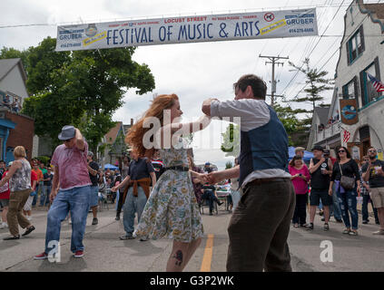 Die Locust Street Festival in Milwaukee, Wisconsin ist eine jährliche Veranstaltung mit Musik, Kunst und Essen. Stockfoto