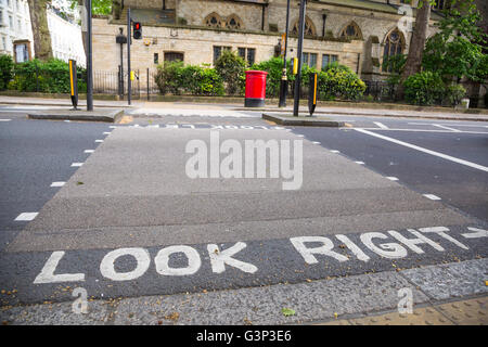 Blick rechts Schild an einer Straße Stockfoto