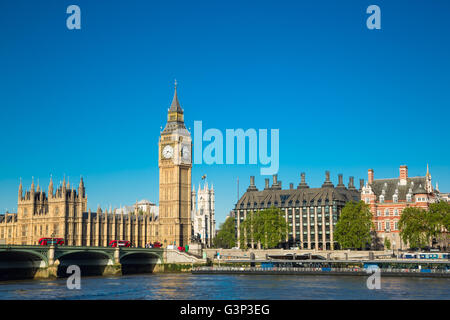Schönen Morgen durch die Themse in London mit Big Ben, Westminster und roten Busse. Stockfoto