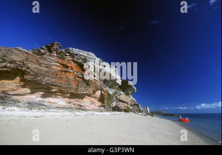 Kleines Boot am Strand von Stanley Island, Flinders Group National Park, Prinzessin Charlotte Bay, Cape-York-Halbinsel, Australien Stockfoto