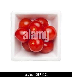 Cherry-Tomaten in eine quadratische Schale isoliert auf weißem Hintergrund Stockfoto