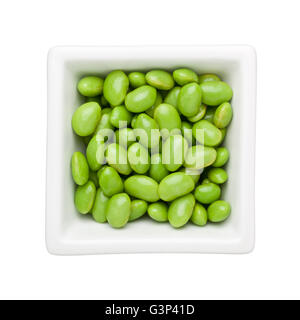 Grüne Sojabohnen in eine quadratische Schale isoliert auf weißem Hintergrund Stockfoto