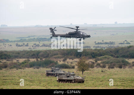 Britische Truppen auf kombinierten Armee Manöver Übung zeigt die Fähigkeiten eines Leads gepanzerte Kampfgruppe. Stockfoto