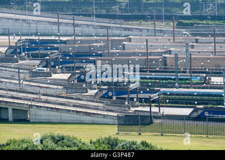 Schult, be- und Entladen am Eingang und am Ausgang zu den Eurotunnel in Folkestone Kent. Stockfoto