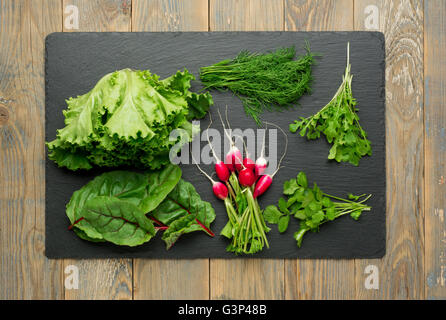 Salatzutaten Steinküche Board oben anzeigen Stockfoto