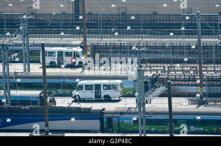 Schult, be- und Entladen am Eingang und am Ausgang zu den Eurotunnel in Folkestone Kent. Stockfoto