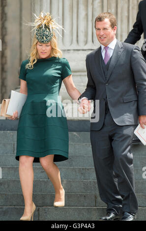 Peter Phillips und seine Frau Autumn Phillip behandelnden HM The Queen 90. Geburtstag-Service von Thanksgiving in der St. Pauls Cathedral. Stockfoto