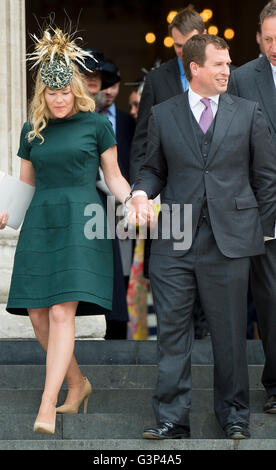 Peter Phillips und seine Frau Autumn Phillip behandelnden HM The Queen 90. Geburtstag-Service von Thanksgiving in der St. Pauls Cathedral. Stockfoto