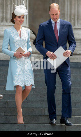 Der Herzog und Herzogin von Cambridge mit Prinz Harry besucht HM The Queen neunzigsten Geburtstag-Dienst in der St. Pauls Cathedral. Stockfoto