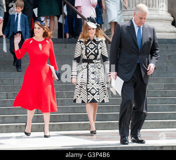 Prinzessinnen Eugenie und Beatrice, die Teilnahme an der Königin neunzigsten Geburtstag Service an Str. Pauls Kathedrale in London. Stockfoto