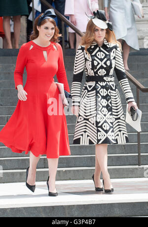 Prinzessinnen Eugenie und Beatrice, die Teilnahme an der Königin neunzigsten Geburtstag Service an Str. Pauls Kathedrale in London. Stockfoto