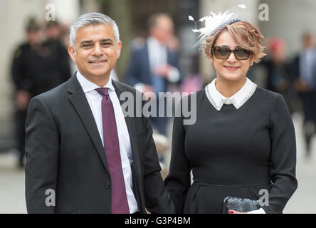Der Bürgermeister von London Sadiq Aman Khan und seine Frau Saadiya Khan besucht H.M 90. Geburtstag der Königin Service St Pauls Cathedral. Stockfoto