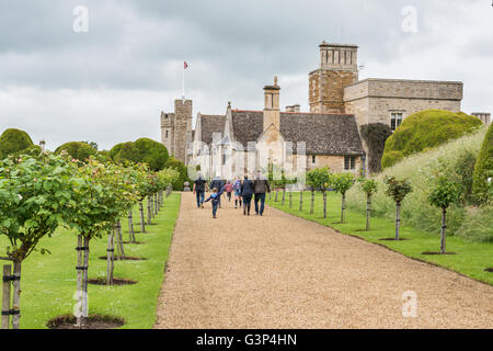 Rosenbusch gesäumten Weg zu Rockingham Castle (nur außerhalb der Stadt von Corby), im Auftrag von Wilhelm i. erbaut. Stockfoto