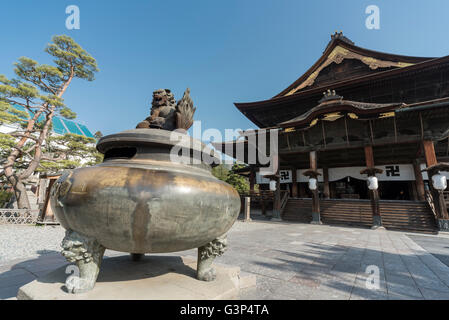 Weihrauch-Brenner vor Zenko-Ji (Zenkoji) Tempel, Nagano, Japan Stockfoto