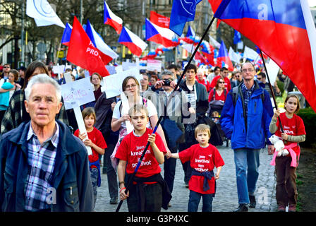 Am 2. April, Prag, Tschechische Republik. Jährlichen nationalen March for Life - pro-Life-Demonstration gegen Abtreibung, geordnet... Stockfoto