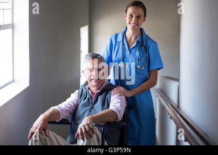 Porträt des Lächelns senior woman und Ärztin im Korridor Stockfoto
