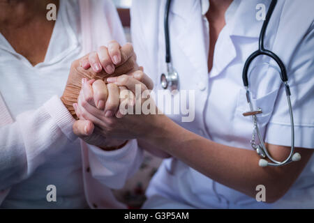Mittleren Bereich eines Arztes an Patienten hand Stockfoto
