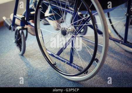 Patient sitzt im Rollstuhl Stockfoto