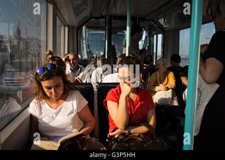 Pendler unterwegs eine Straßenbahn in Istanbul, Türkei Stockfoto