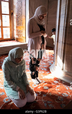 Frauen beten in der blauen Moschee in Sultanahmet Park, Istanbul, Türkei Stockfoto