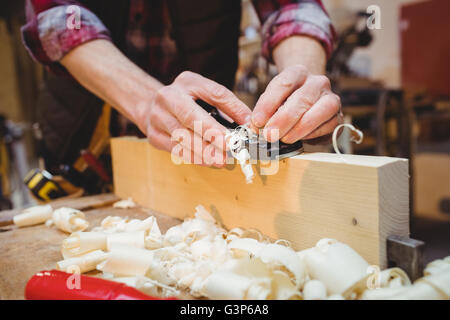 Nahaufnahme von Holzspänen herausziehen Stockfoto