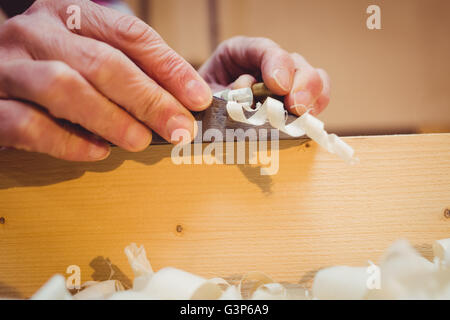 Nahaufnahme von Holzspänen herausziehen Stockfoto