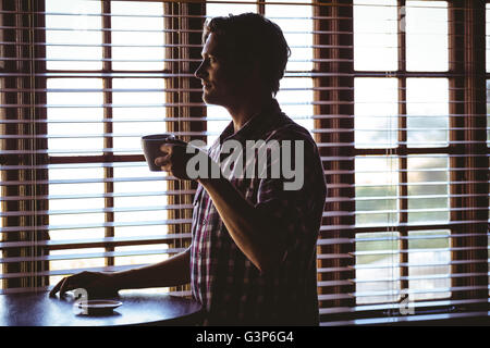 Mann allein einen Kaffee trinken Stockfoto
