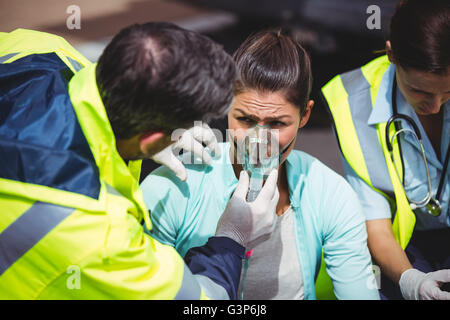 Porträt der Einnahme in der hand von Krankenwagen Crew jogger Stockfoto