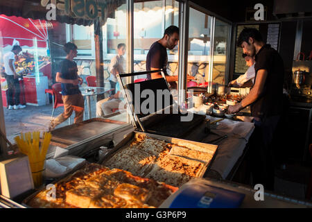 Zubereitet in einem Essen zum Mitnehmen-laden in Bolu, Türkei Stockfoto