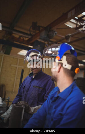 Männer arbeiten gemeinsam an einem Metallarbeiten Stockfoto