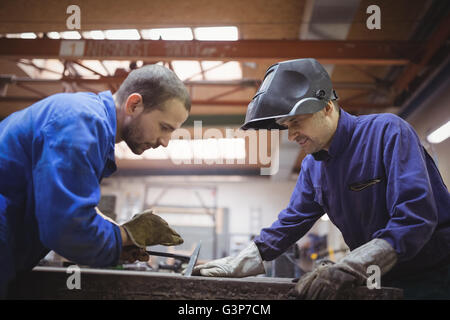 Handwerker arbeiten zusammen Stockfoto