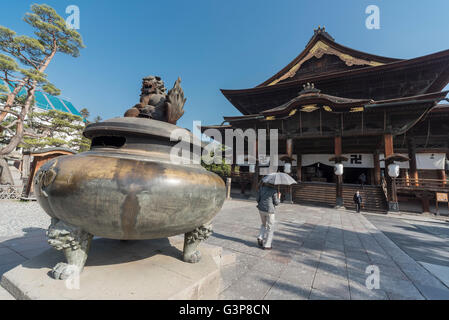 Weihrauch-Brenner vor Zenko-Ji (Zenkoji) Tempel, Nagano, Japan Stockfoto