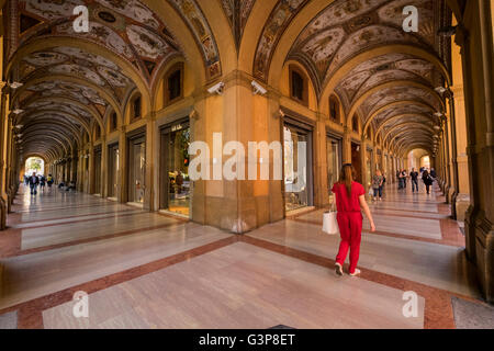 Der Portico di Pavaglione in der Piazza Camillo Benso Conte di Cavour, mit seinen bemalten Decke in Bologna, Italien. Stockfoto