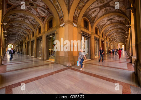 Der Portico di Pavaglione in der Piazza Camillo Benso Conte di Cavour, mit seinen bemalten Decke in Bologna, Italien. Stockfoto