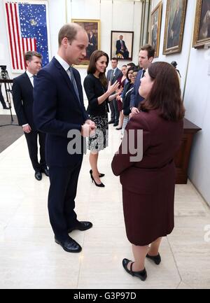 Der Herzog und die Herzogin von Cambridge treffen Mitarbeiter nach der Unterzeichnung eines Buches Kondolenzschreiben für Orlando Opfer auf der US-Botschaft in London zu schießen. Stockfoto