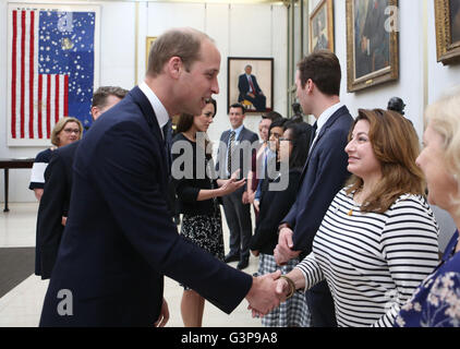 Der Herzog und die Herzogin von Cambridge treffen Mitarbeiter nach der Unterzeichnung eines Buches Kondolenzschreiben für Orlando Opfer auf der US-Botschaft in London zu schießen. Stockfoto