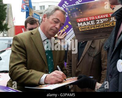 Die UKIP Führer Nigel Farage Zeichen Abstimmung verlassen Bretter während seiner Partei Referendum Austritt Schlacht Busausflug in Kingston, London. Stockfoto