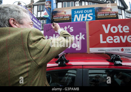 UKIP Führer Nigel Farage meldet ein Anhänger Auto während seiner Partei Referendum Austritt Schlacht Busausflug in Kingston, London. Stockfoto