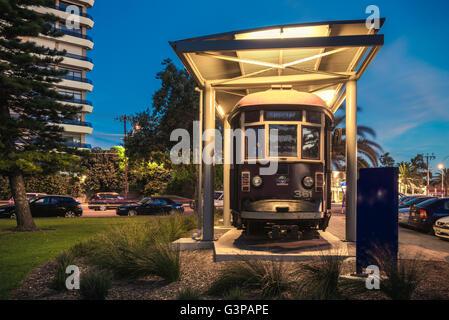 Adelaide, Australien - 8. November 2014: Historische rote Rattler Straßenbahn in Glenelg in der ständigen Ausstellung in der Nacht. Stockfoto