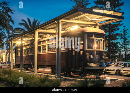 Adelaide, Australien - 8. November 2014: Historische rote Rattler Straßenbahn in Glenelg in der ständigen Ausstellung in der Nacht Stockfoto