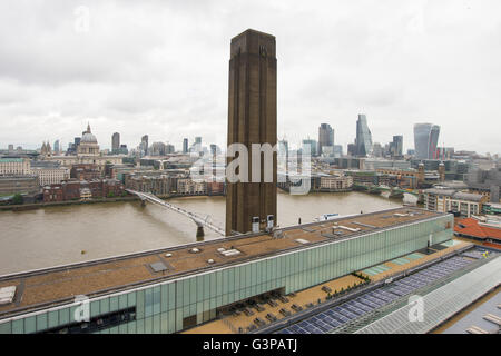 Der Blick über Londons aus der Galerie in der neuen Schalter Wohnhauserweiterung der Tate Modern in Southwark, London. Stockfoto