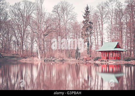 Retro getönten japanischen Garten mit Teich. Stockfoto