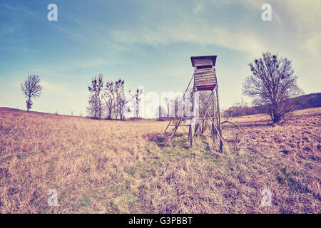 Vintage getönten fisheye-Objektiv-Foto von einer Jagd Kanzel auf einem Feld, Polen. Stockfoto