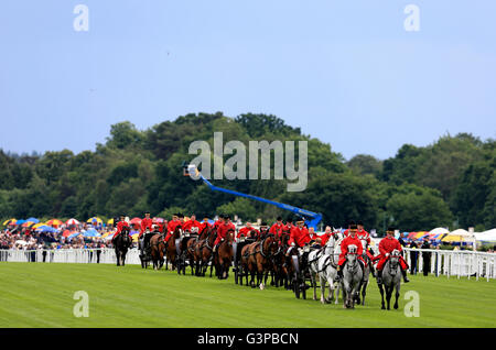 Die Queen Elizabeth II kommt mit dem Herzog von Edinburgh, Prinz Harry und Prinz Andrew vor Tag eins des Royal Ascot 2016 auf dem Ascot Racecourse. Stockfoto