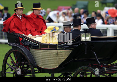 Die Queen Elizabeth II kommt mit dem Herzog von Edinburgh, Prinz Harry und Prinz Andrew vor Tag eins des Royal Ascot 2016 auf dem Ascot Racecourse. Stockfoto