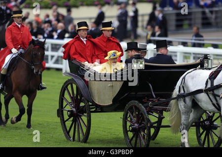 Die Queen Elizabeth II kommt mit dem Herzog von Edinburgh, Prinz Harry und Prinz Andrew vor Tag eins des Royal Ascot 2016 auf dem Ascot Racecourse. Stockfoto