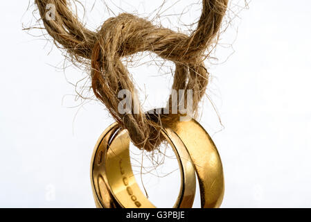 Zwei goldene Ringe miteinander verbunden. Stockfoto