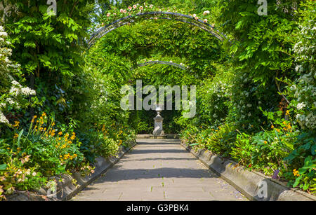 Ein Blick in den schönen Garten der St. Johns Lodge im Regents Park, London. Stockfoto