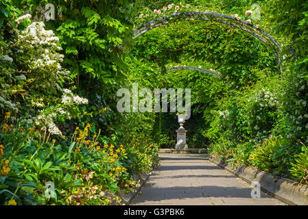 Ein Blick in den schönen Garten der St. Johns Lodge im Regents Park, London. Stockfoto